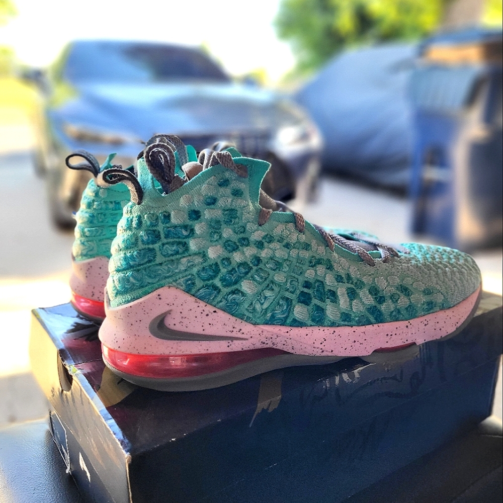 Nike LeBron XVII size 7